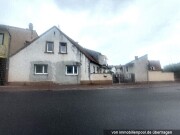 älterer Gebäudekomplex mit Wohneinheit
