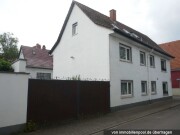 Wohnhaus mit Nebengebäuden