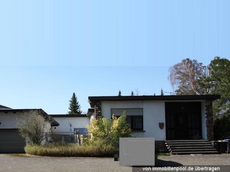 Einfamilienhaus und Schwimmhalle