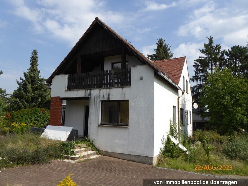 Wohnhaus mit Nebengebäude und unbebautes Grundstück