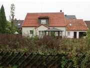 Einfamilienhaus mit Nebengebäude und Garage