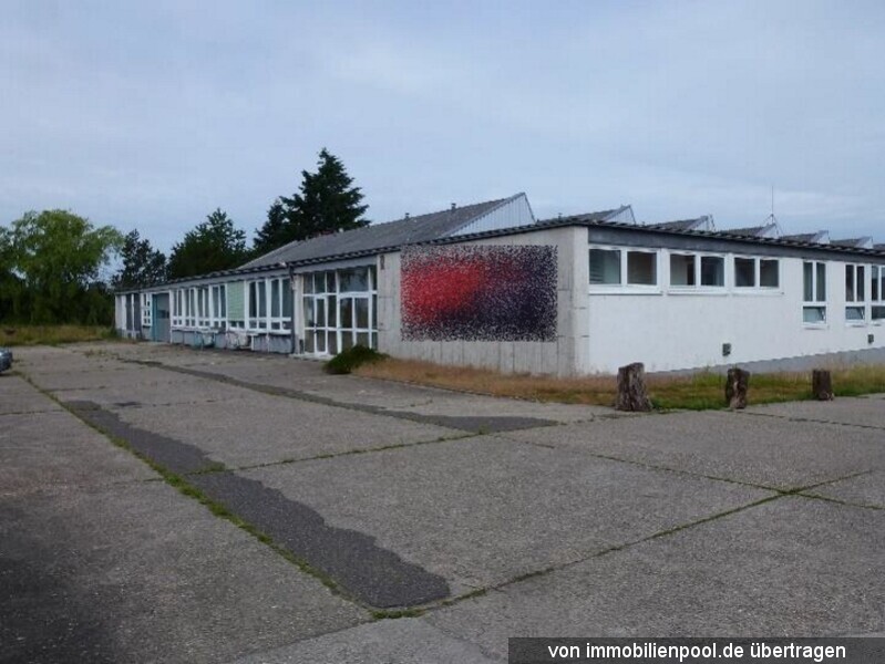 Fabrikhalle mit Büros und Garagen