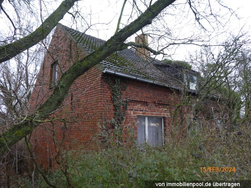 Einfamilienhaus mit Nebengebäuden