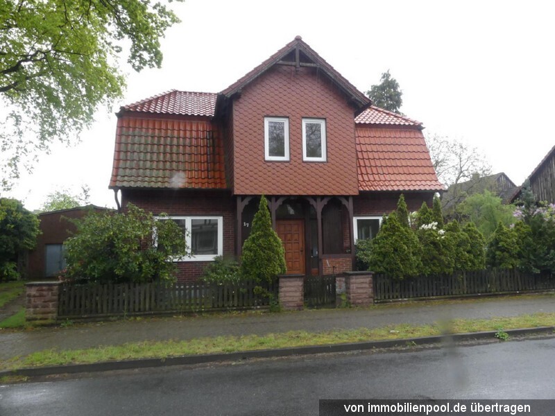 Einfamilienhaus mit Nebenanlagen