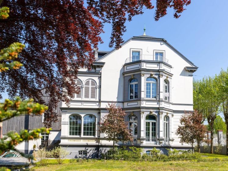 Gartenwohnung in historischer Villa...