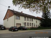 Mehrfamilienhaus mit Nebengebäuden