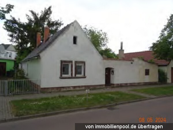 Einfamilienhaus und Grünfläche