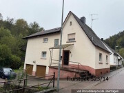 Zweifamilienhaus und unbebautes Gartengrundstück