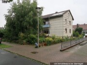 Zweifamilienhaus, Wiese und Landwirtschaftsflächen