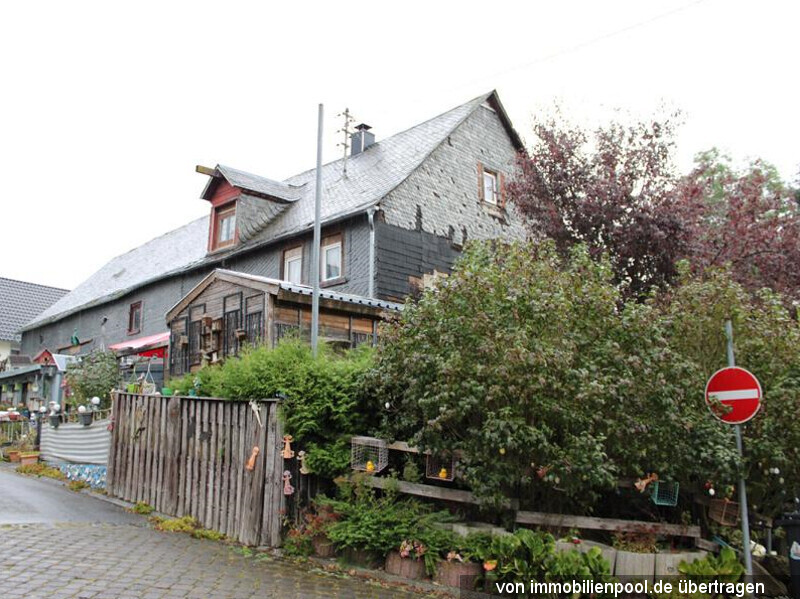 Einfamilien-Wohnhaus mit Scheune