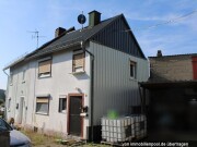 Kleines Wohnhaus (Bauernhaus) mit Scheune und Anbau