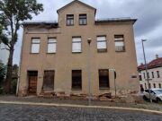 Objekt-Nr.: 8525 - Entkerntes Zwei- bis Dreifamilienhaus wartet auf …