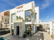 Moderne Villen mit 3 Schlafzimmern, 3 Bädern, Dachterrasse, Privatpo…