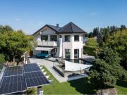 LUXUS-ZWEIFAMILIENHAUS MIT AUFZUG, SAUNA, GARTEN, GARAGEN & KOI-BECK…