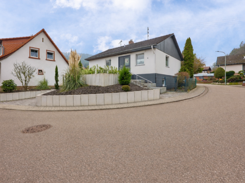 Einfamilienhaus mit erweitertem Raumangebot und wohnlich gestalteten…