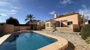 Sonnige 3 Schlafzimmer-Villa mit Pool