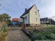 Freistehendes Haus mit 753 m² Grundstück, Brunnen, Garagen und viel …