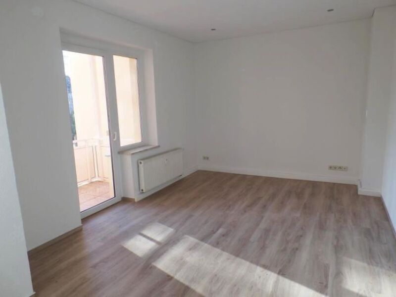 Edle Wohnung mit Balkon, schöner großer Küche,  Design-Fußboden... 
