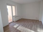 Edle Wohnung mit Balkon, schöner großer Küche, Design-Fußboden...
