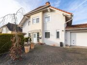Einfamilienhaus mit Einliegerwohnung, Doppelgarage und Garten. Willk…