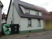 Einfamilienhaus mit Nebengebäude