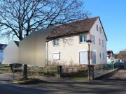 Zweifamilienwohnhaus mit Nebengebäude und Stellplatz