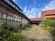 Einfamilienhaus mit Scheune und Schuppen