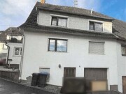 Zweifamilienhaus mit Stellplatz und Garage