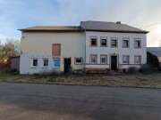 Wohnhaus mit Nebengebäude sowie Freiflächen