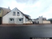 älterer Gebäudekomplex mit Wohneinheit
