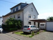 Zweifamilienhaus mit Carport und angrenzender Landwirtschaftsfläche