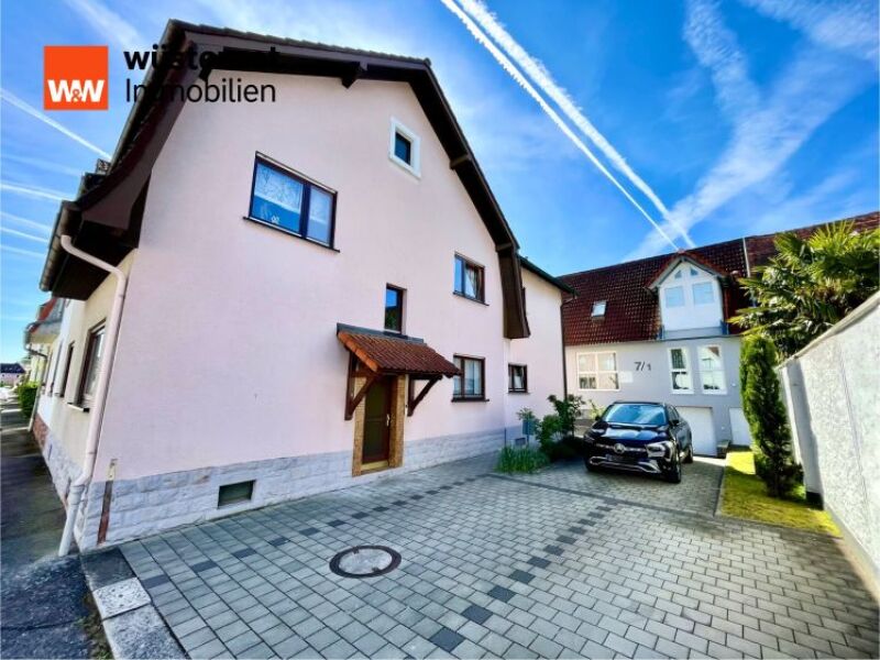 *ZWEI HÄUSER mit 3 EINHEITEN auf einem Grundstück: Mit Terrasse, Gar…