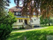 Single Wohnung in einer Villa umgeben von Grün.