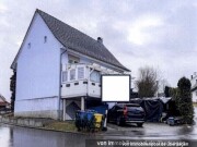 Einfamilienhaus und unbebautes Grundstück
