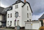 Dreifamilienhaus mit Nebengebäude