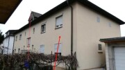 Hälfte eines Mehrfamilienhauses mit drei Wohnungen