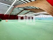 Imposante Tennishalle/ Komplex mit Gastronomie und Wohneinheit