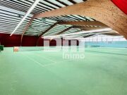 Imposante Tennishalle/ Komplex mit Gastronomie und Wohneinheit
