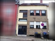 Zweifamilienhaus mit unbebautem Grundstück