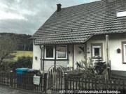 Einfamilienhaus mit Garagen und Carport