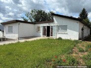 Einfamilienhaus und unbebautes Grundstück