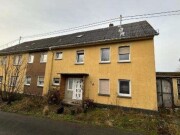 Wohnhaus sowie landwirtschaftliche Fläche (Grünland)