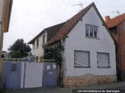 Einfamilienhaus mit Nebengebäuden und Gartenflächen