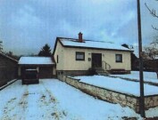 Einfamilienhaus und unbebautes Grundstück
