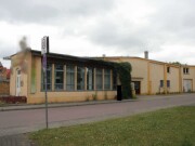 Gewerbegebäude mit Nebengebäuden