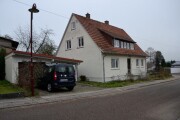 Einfamilienhaus und Einzelgarage
