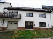 Wohnhaus mit verwaistem Altbau