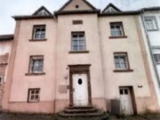 Reihenmittelhaus und unbebautes Grundstück