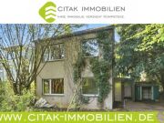 Sanierungsbedürftiges Reihenendhaus mit Garage in Köln-Heimersdorf (…