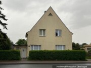 Einfamilienhaus mit Nebengebäuden